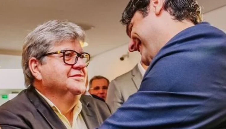 A pedido de João Azevêdo, Léo Bezerra deixa presidência do PSB em João Pessoa e reafirma lealdade