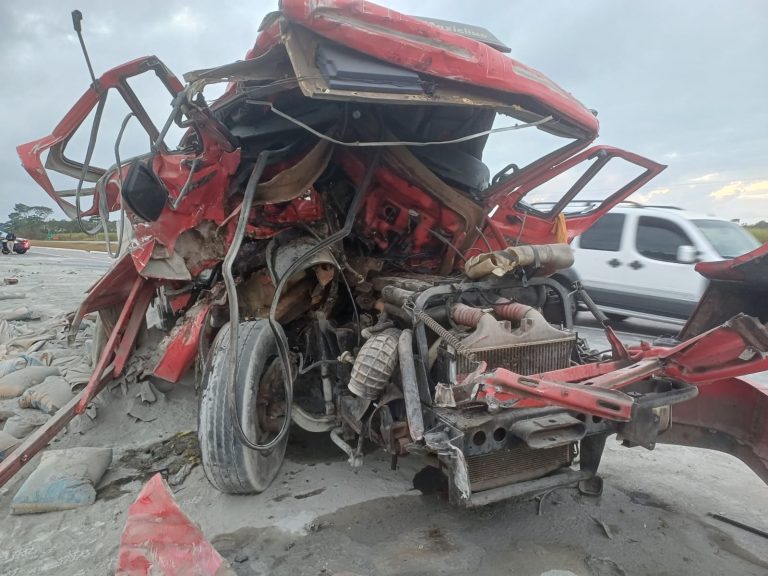 Grave acidente entre caminhões deixa vítima presa às ferragens na BR-230, em Santa Rita