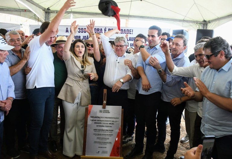 João Azevêdo entrega estrada que liga BR-230 aos distritos de Gravatá e Águas Belas, em São João do Rio do Peixe