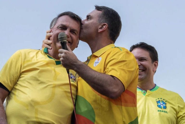 Jair Bolsonaro escolhe Flávio Bolsonaro para ser candidato a presidente em 2026