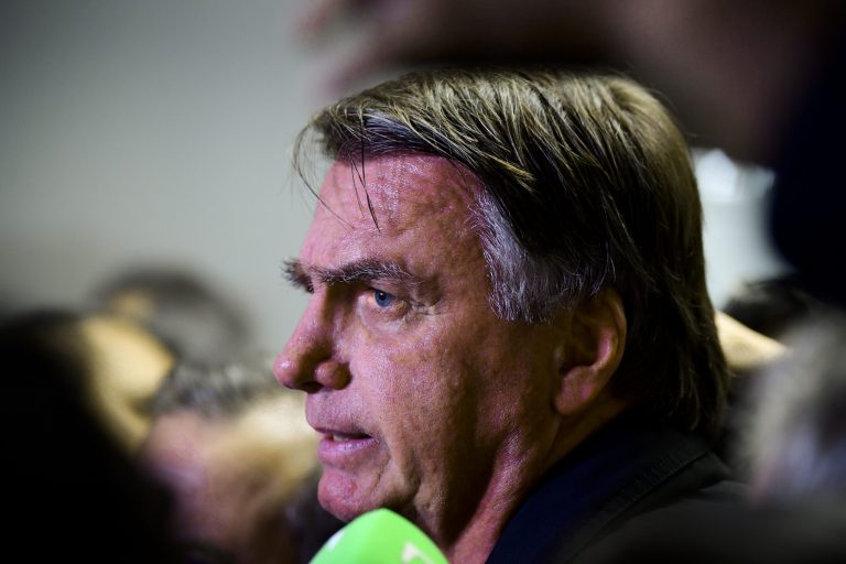 Bolsonaro é diagnosticado com duas hérnias e defesa pressiona por cirurgia