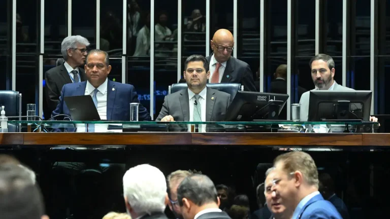 Senado aprova redução de penas para Bolsonaro e condenados do 8 de Janeiro