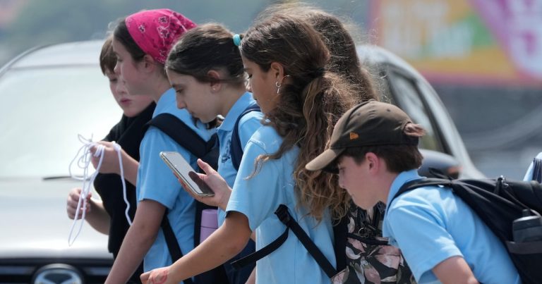 Suíça estuda proibir redes sociais para menores de 16 anos após criação de lei na Austrália