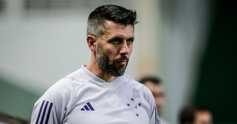 Internacional anuncia uruguaio Paulo Pezzolano como técnico para temporada 2026