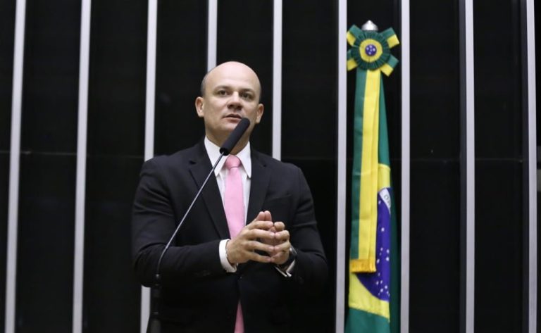 Cabo Gilberto comemora manutenção do mandato de Carla Zambelli e volta a criticar decisões do STF