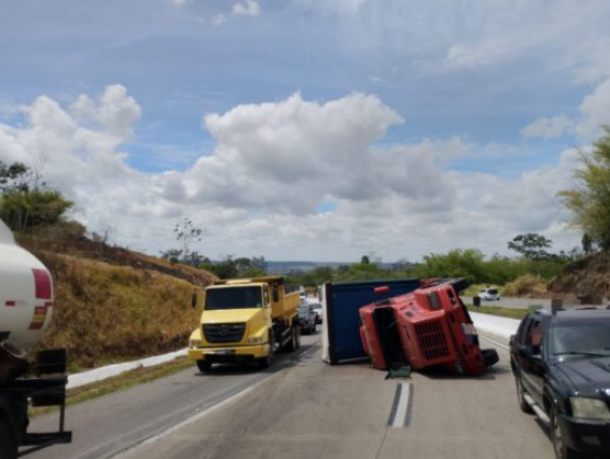 Acidente com carreta causa lentidão na BR-101 entre Pernambuco e Paraíba