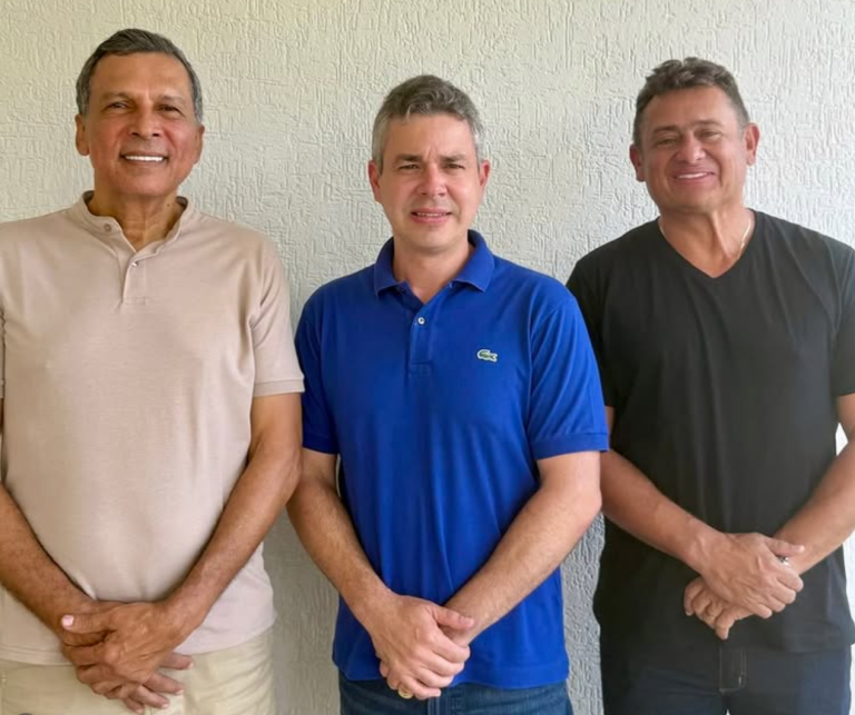 André Coutinho, Ricardo Barbosa e Walber Virgolino divulgam foto com mensagem de Natal e movimentam bastidores da política em Cabedelo