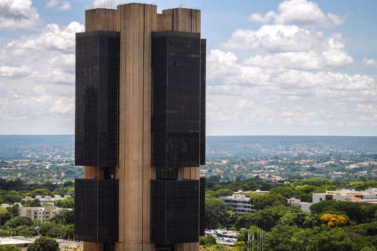 em tom duro, Copom cita risco fiscal e não descarta nova alta