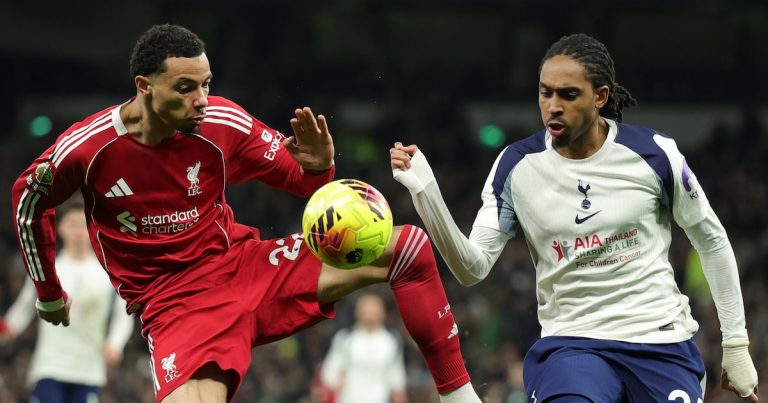 Liverpool derrota o Tottenham, que teve dois expulsos, e se aproxima do G-4 da Premier League