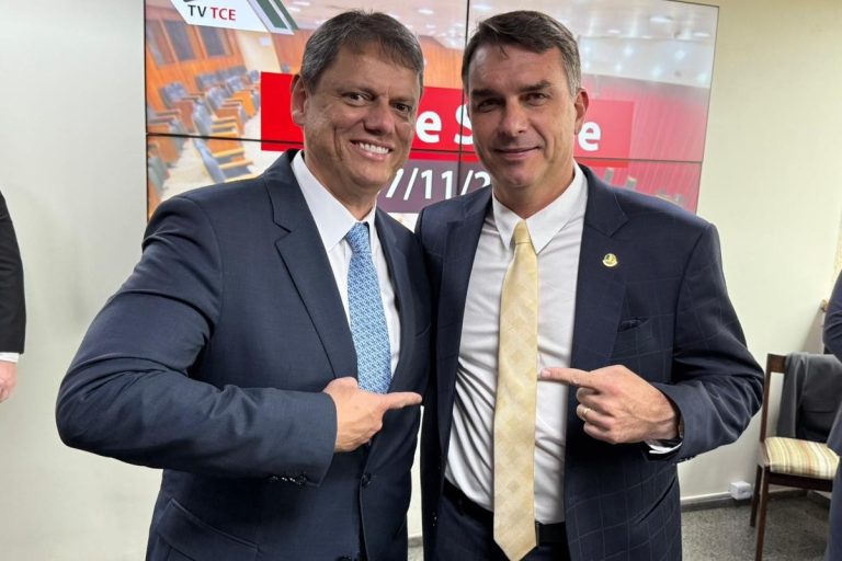 Quaest mostra Tarcísio 13 pontos atrás de Flávio Bolsonaro contra Lula