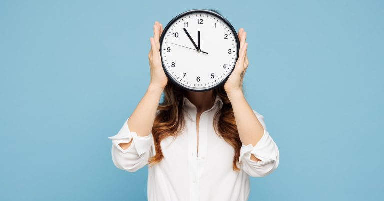 O espaço de um ano pode conter tragédia ou comédia, e nós sentimos o tempo como uma mercadoria