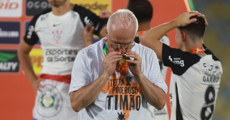 Dorival festeja 4º Copa do Brasil, rebate críticas e elogia torcedores: ‘Paguei minha dívida’
