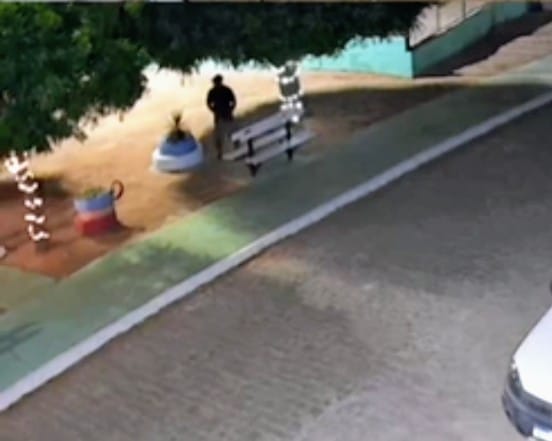 Homem furta fios da iluminação natalina de praça em Monteiro