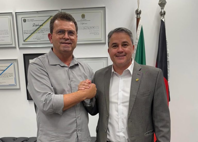 Efraim Filho garante recursos para compra de duas vans da saúde em Sumé