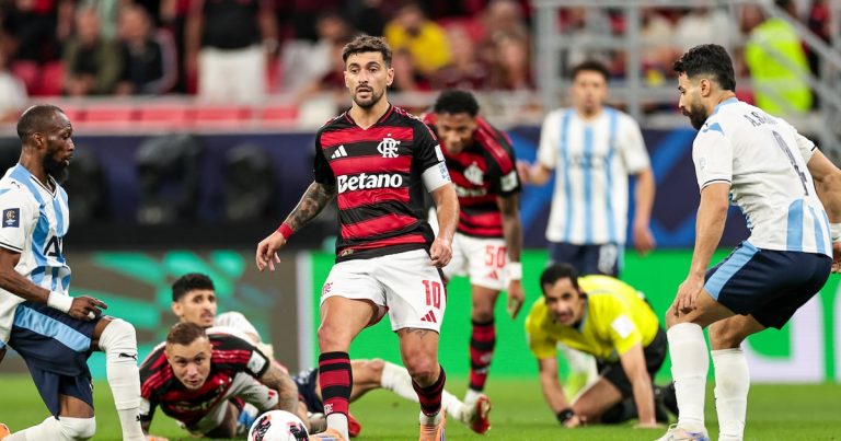 Jornal inglês elege os 100 melhores do mundo com só Arrascaeta e CR7 atuando fora da Europa; veja