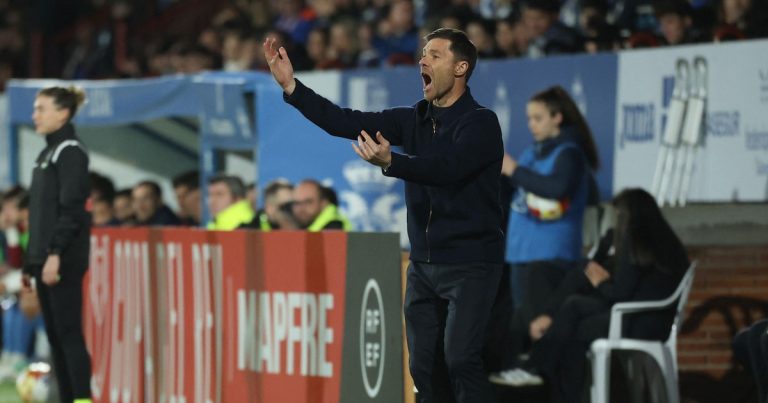 Xabi Alonso evita polêmica após risadas de Vinicius Júnior no banco do Real: ‘Não vi as imagens’