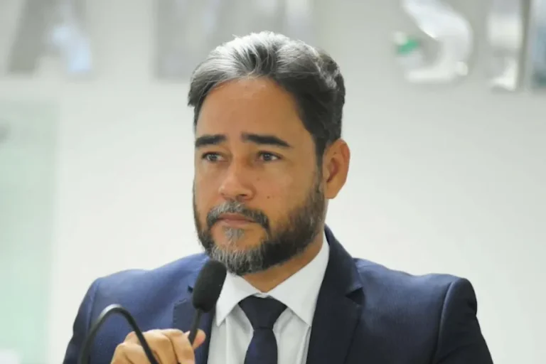 Presidente da Câmara de Bayeux capota veículo e é socorrido para hospital em João Pessoa