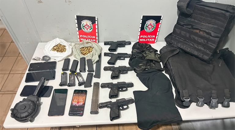 Cinco homens acusados de roubar carro são presos com armas e munição no Litoral Norte paraibano