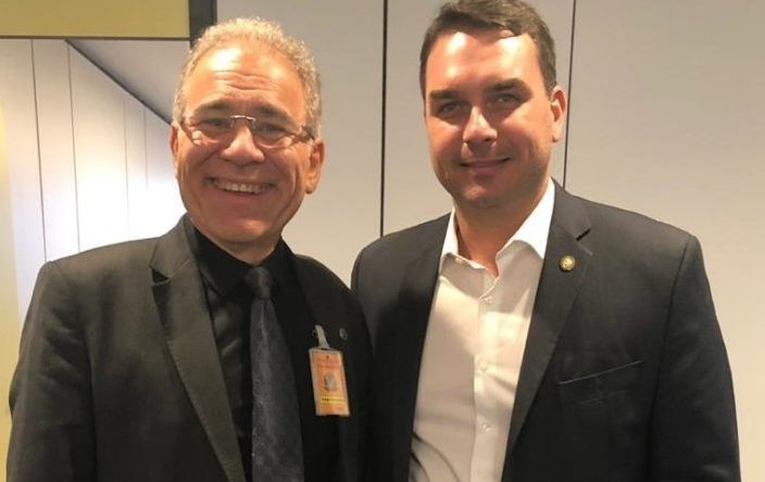 Queiroga elogia Flávio Bolsonaro e afirma que ele tem “condições reais” de disputar a Presidência em 2026