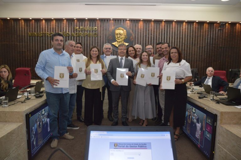 Prefeitos de 14 cidades paraibanas firmam acordo com TCE-PB para reduzir quadro de servidores temporários
