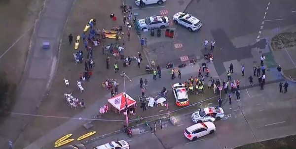 Polícia acusa suspeito de atentado terrorista em praia da Austrália por 59 crimes