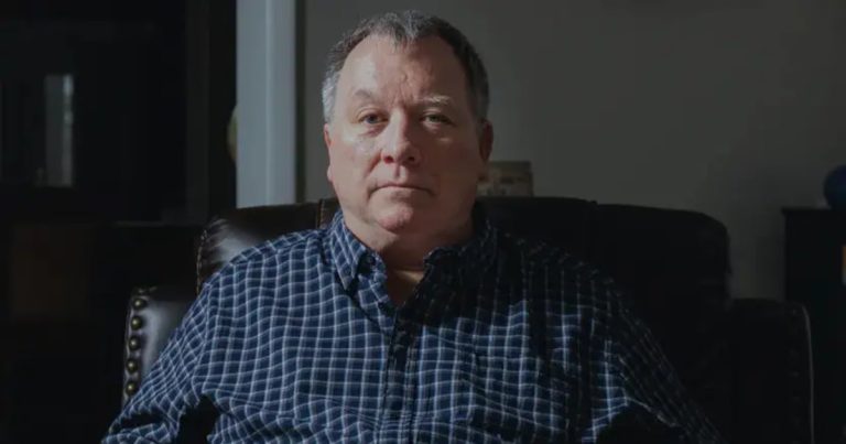 Esse homem foi preso por causa de um meme sobre Trump e agora quer justiça