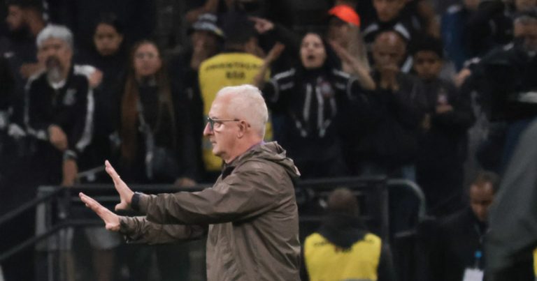 Dorival diz que tirou Memphis por medo de lesão e explica bate-boca com torcedor: ‘Precisava ouvir’