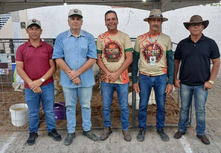 Vice-prefeito Cajó Menezes e equipe da Secretaria de Agricultura prestigiam 1ª Expotigre