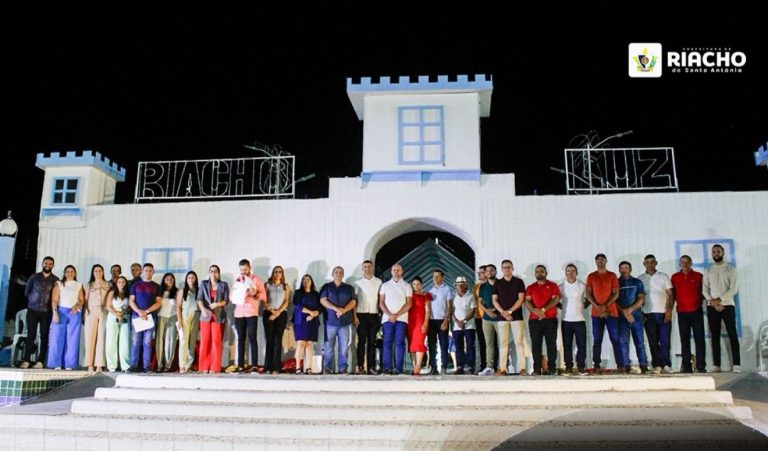 Riacho de Santo Antônio celebra abertura do Riacho Luz 2025 com festa e iluminação temática
