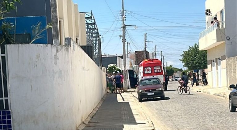 Colisão entre carro e moto deixa homem ferido em Monteiro