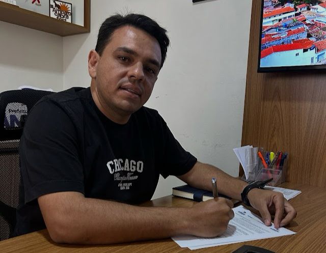 Prefeito de Amparo anuncia pagamento da 2ª parcela do 13º salário aos servidores municipais