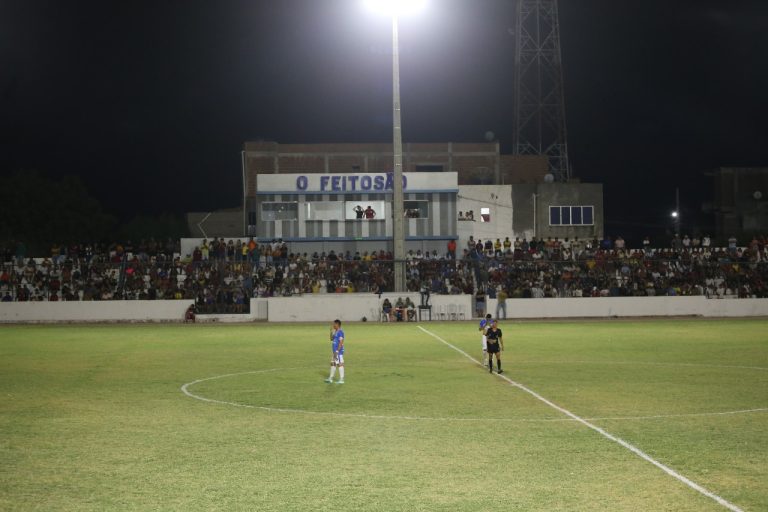 Quartas de final da Copa Dr. Chico 2025 começam com goleadas e grande presença de torcedores no Feitosão