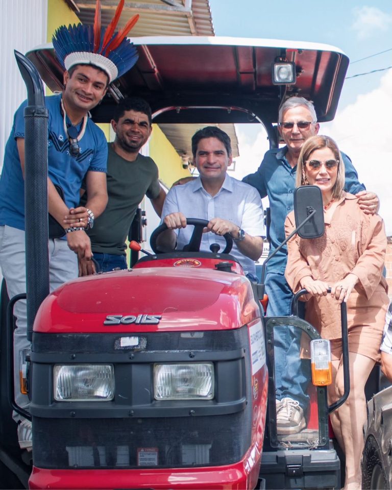 Deputada Danielle do Vale prestigia entrega de trator durante confraternização na Cooperativa de Frutas de Piabucú, em Rio Tinto