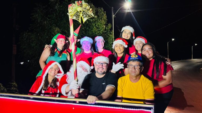 Chegada de Papai Noel encanta crianças e famílias em Camalaú