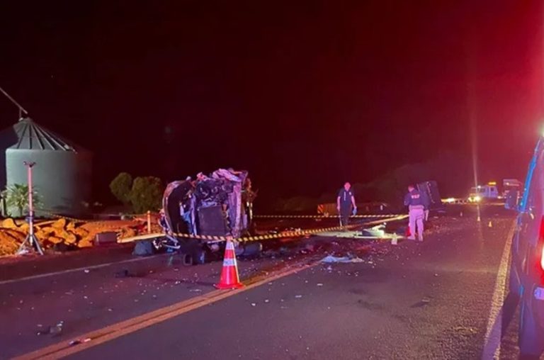 acidente entre caminhão e micro-ônibus deixa 5 mortos e 4 feridos