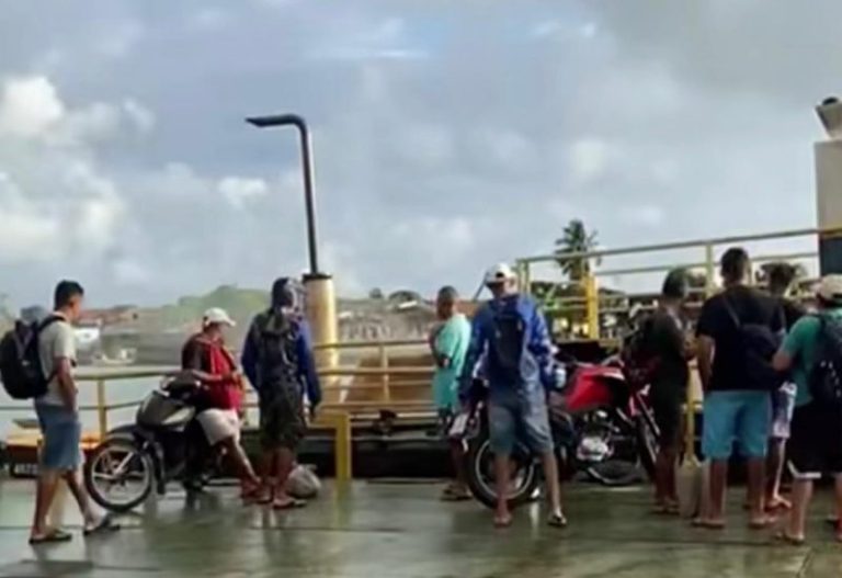 Balsa quebra entre Cabedelo e Lucena; passageiros são resgatados