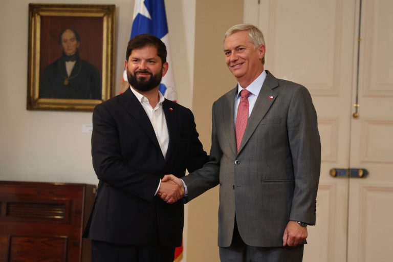 Após telefonema, Boric recebe Kast e inicia transição no Chile