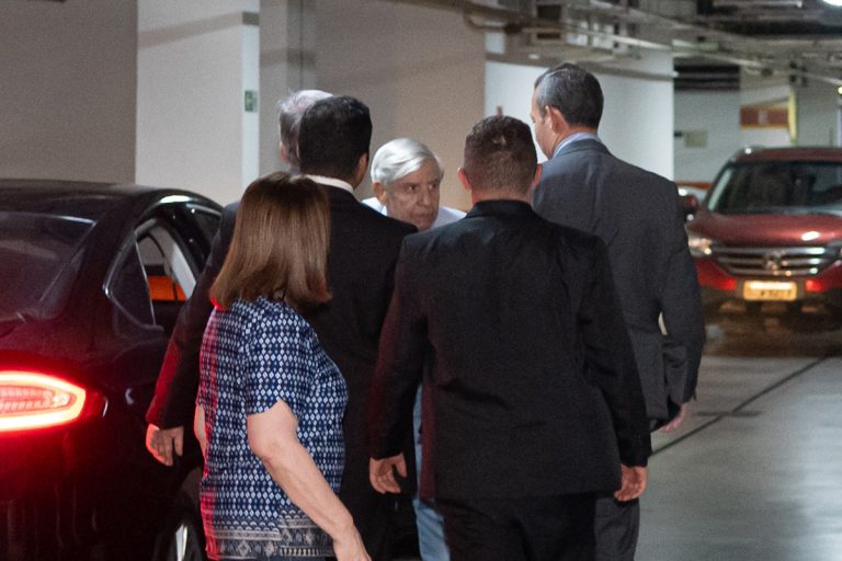 General Heleno chega à residência onde cumprirá prisão domiciliar em Brasília