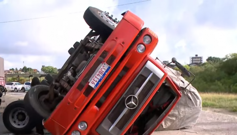 JP: caminhão carregado de madeira tomba em viaduto das Três Lagoas e motorista fica ferido
