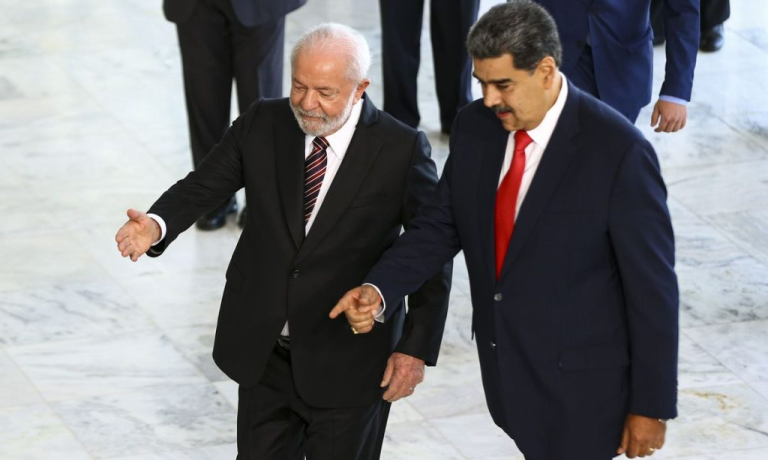 Lula se oferece para mediar conflito entre Venezuela e EUA em contato telefônico com Maduro