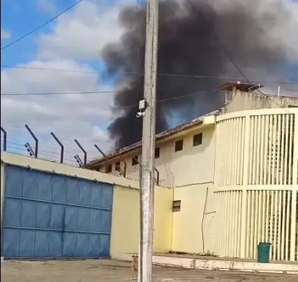 Detentos do Presídio de Patos fazem motim e ateiam fogo em celas