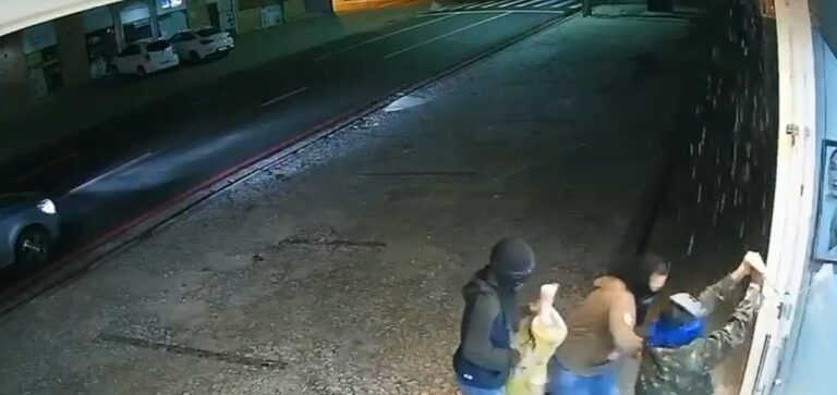 Gangue da marcha à ré tenta arrombar loja em Mandacaru