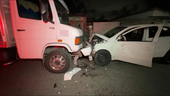 Homem morre ao colidir com caminhão parado no bairro do Cristo, em João Pessoa