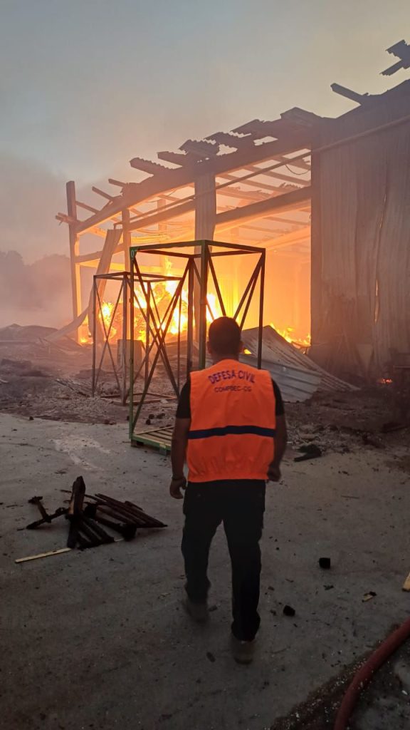 Incêndio de grandes proporções atinge fábrica em São José da Mata, Campina Grande