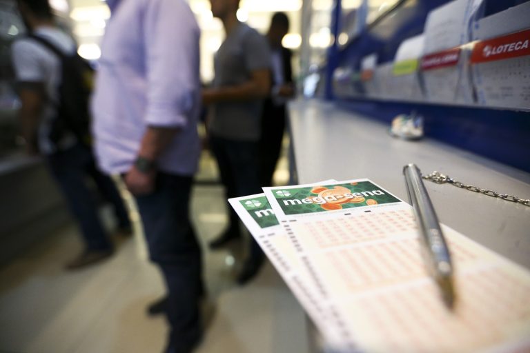 Mega-Sena pode pagar R$ 52 milhões hoje (16/12). Veja como apostar