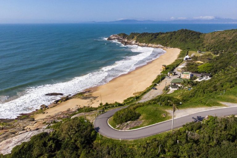 Balneário Camboriú proíbe naturismo na 1ª praia de nudismo do Brasil