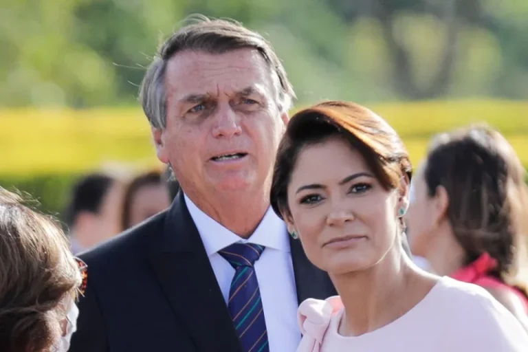 Michelle diz que Bolsonaro caiu e bateu a cabeça na cela: “Não está bem”