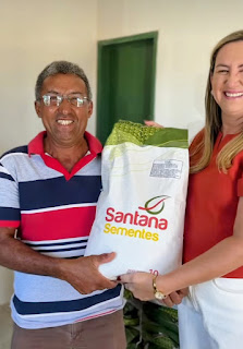 Prefeita Ana Paula e vice Cajó acompanharam o início da distribuição de sementes em parceria com o governo do estado