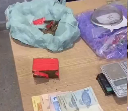 Suspeito é preso com drogas, balanças e material para tráfico no Cariri