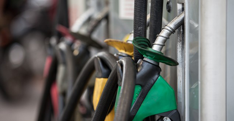 Preço dos combustíveis cai nas refinarias, mas não chega ao consumidor: postos aguardam repasse